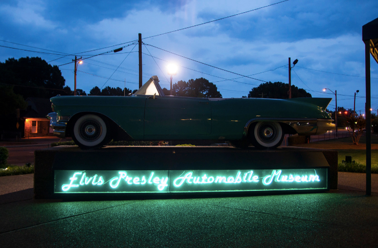 Elvis car museum entrance