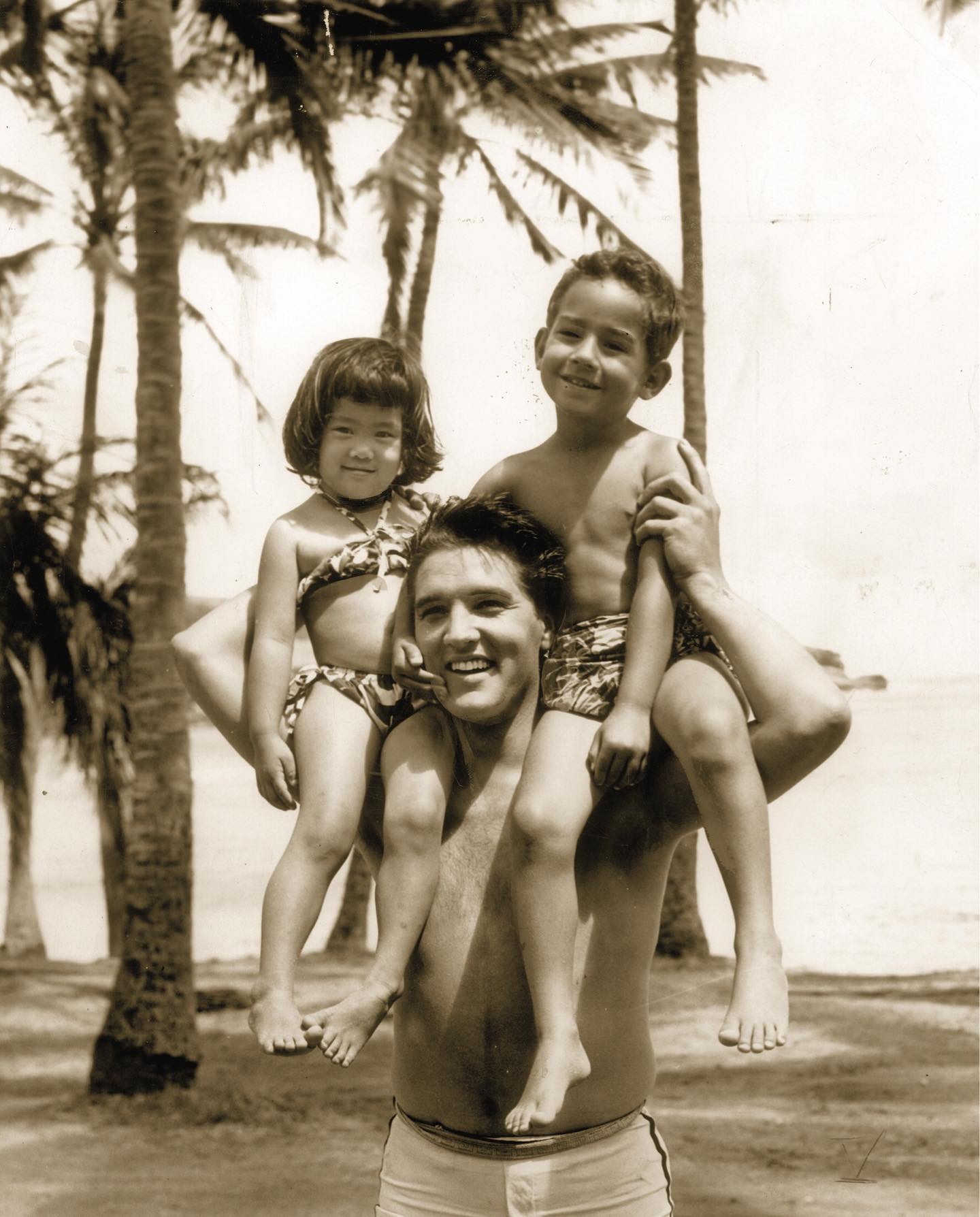 Elvis with kids in 1961