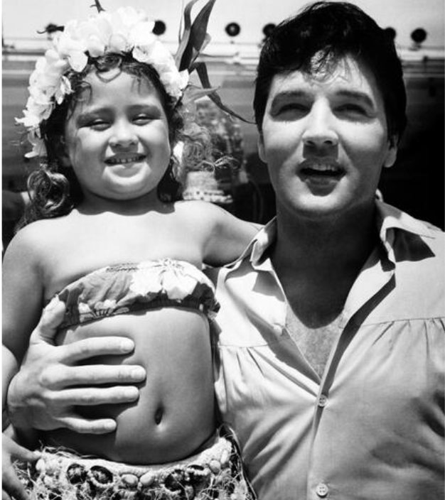 Elvis with kids in 1961