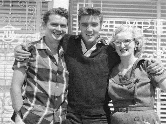 Elvis LOVE ME TENDER.