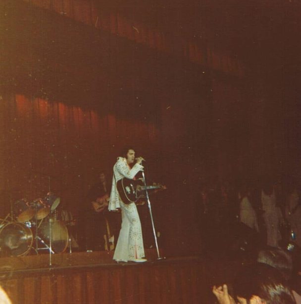 Stageside Riff Atmospheric Stageside Photos Of Elvis In The Seventies - Elvis Presley